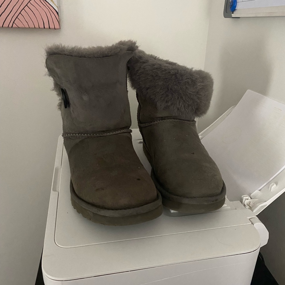 Gray pairs of UGGs